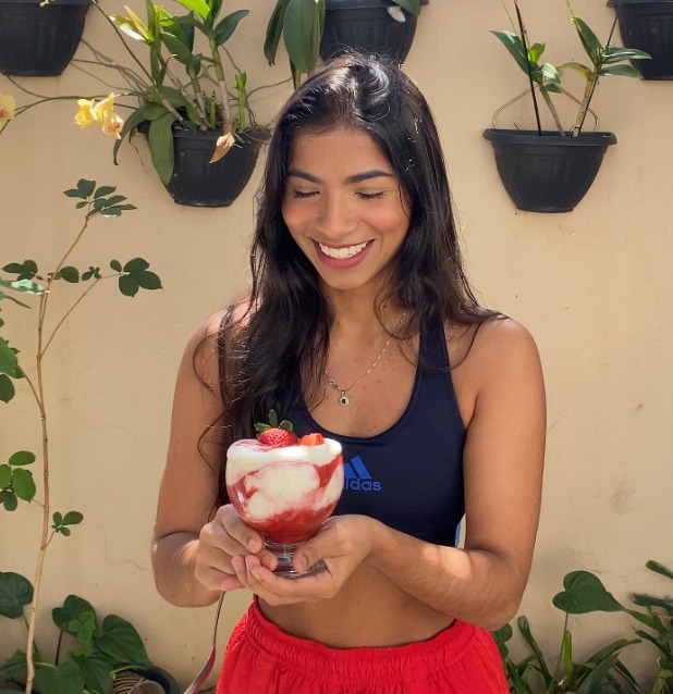 Confeiteira preparando massa